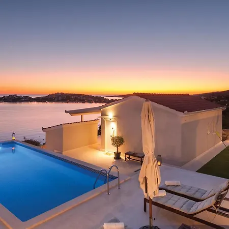 4 Bedroom Beautiful In Holiday home *