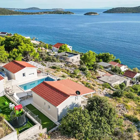 4 Bedroom Beautiful In